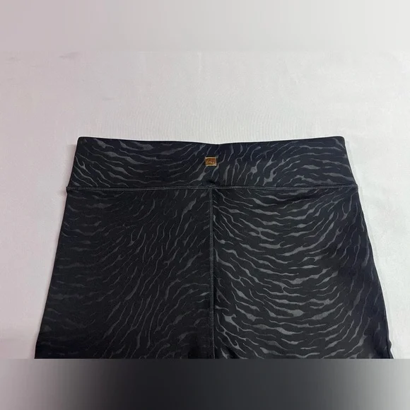 Women's Embossed Compression 3/4 Length Leggings Savanna Print XL - Picture 5 of 6